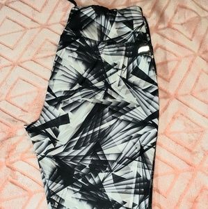 Danskin ladies dri-more fitted capris